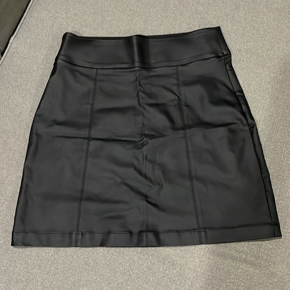 MAURICES Black Coated Faux Leather Mini Skirt Size 6 - Picture 2 of 12